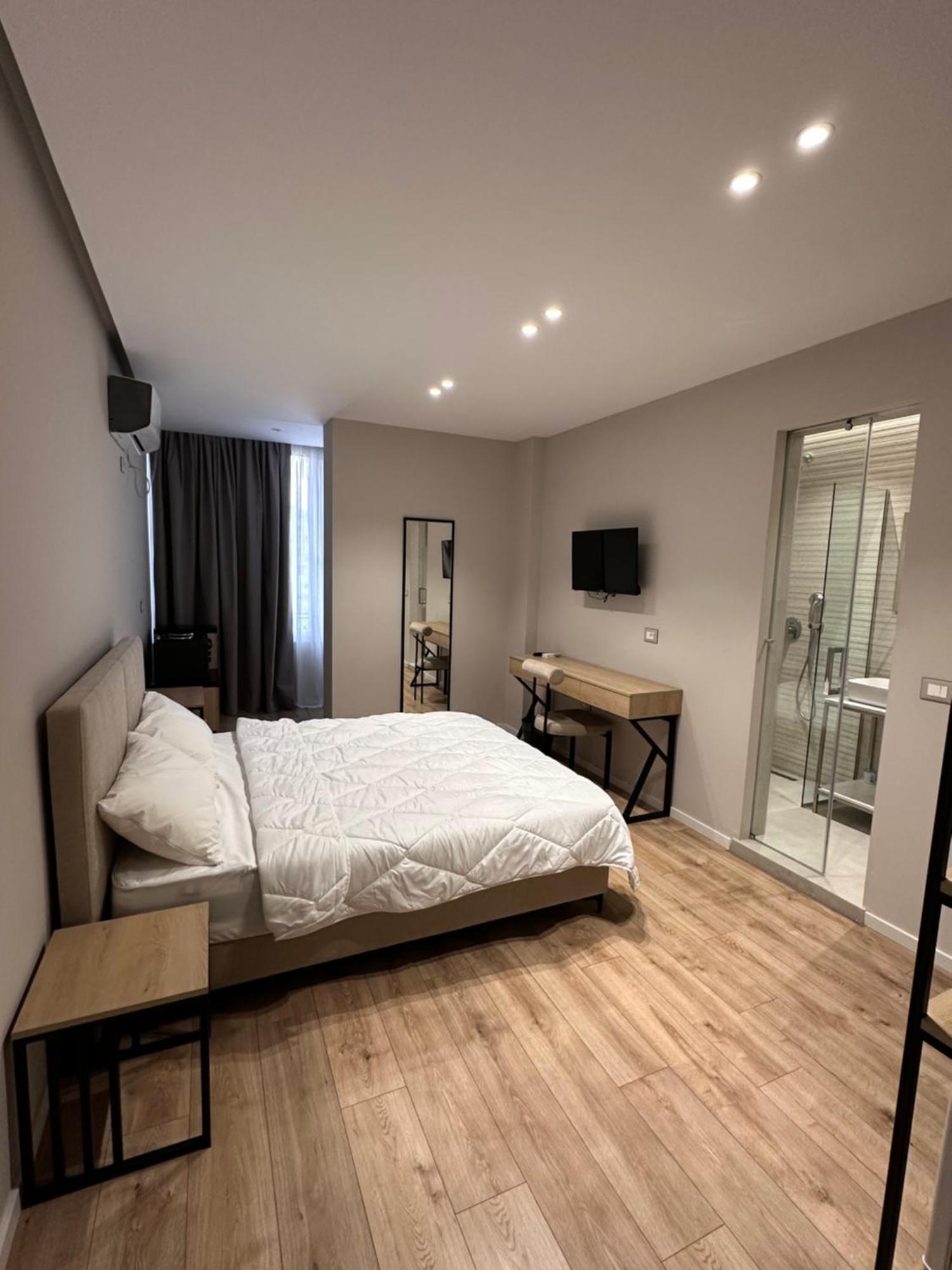 Amazon 8 Guesthouse Тирана Екстериор снимка