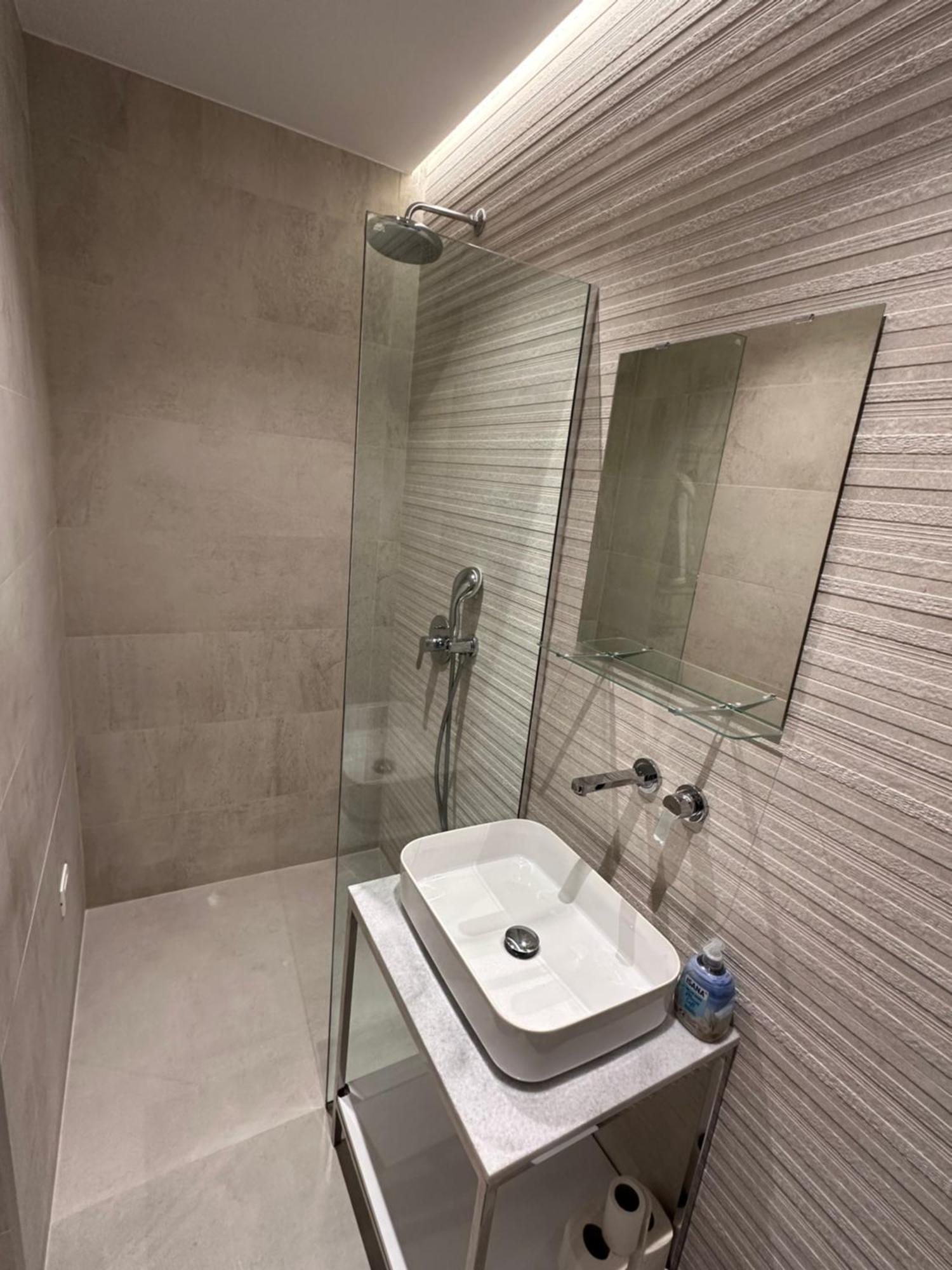 Amazon 8 Guesthouse Тирана Екстериор снимка