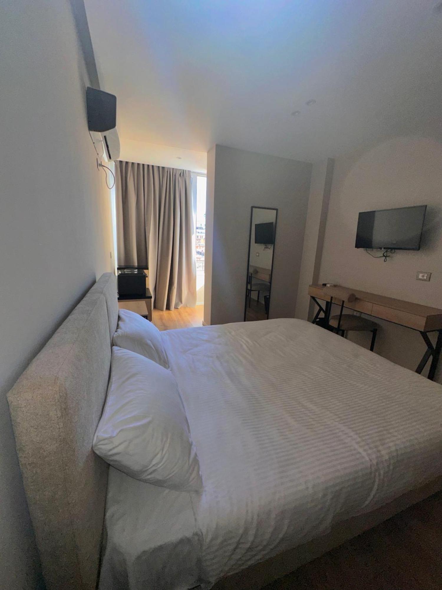 Amazon 8 Guesthouse Тирана Екстериор снимка