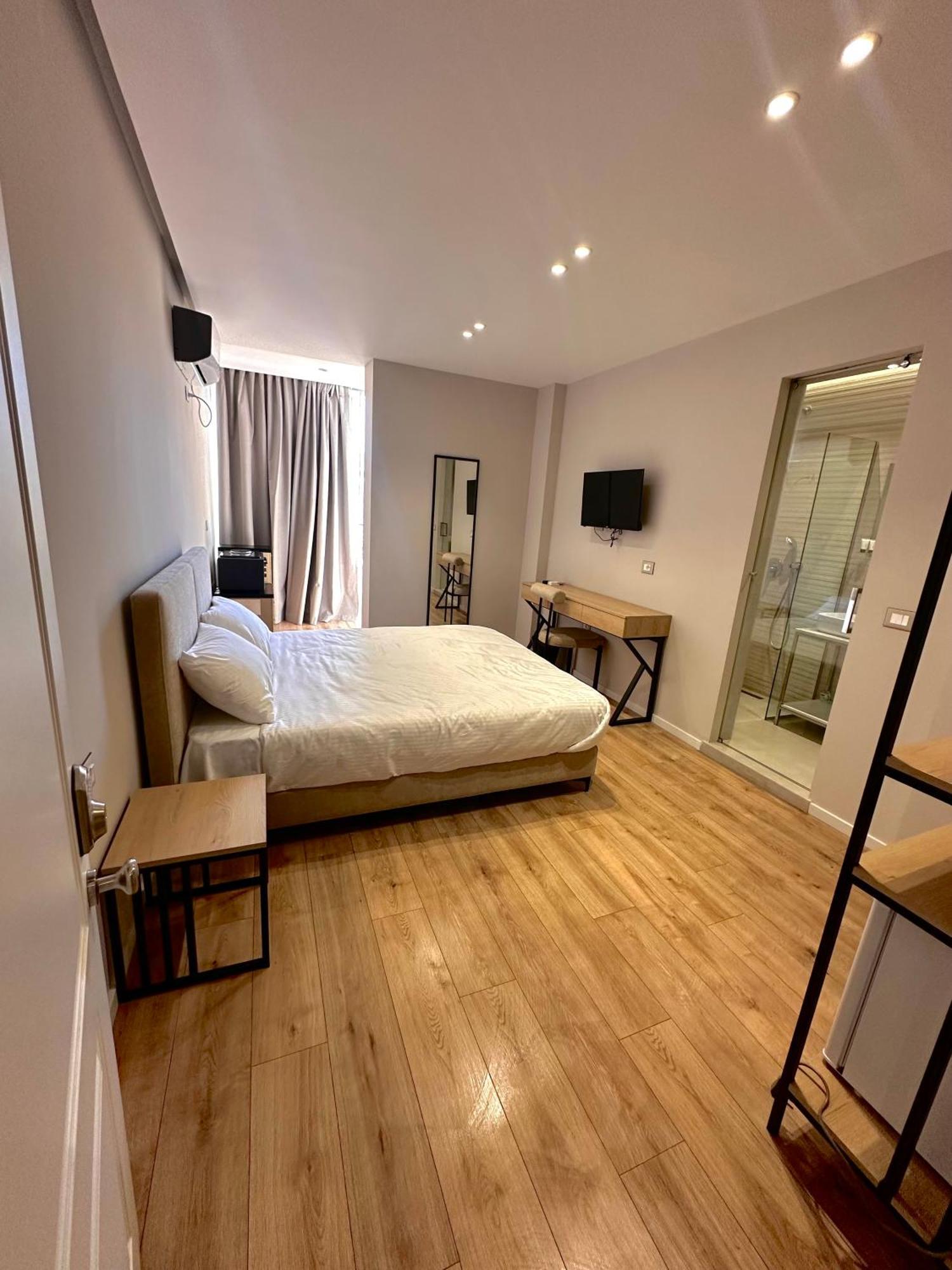 Amazon 8 Guesthouse Тирана Екстериор снимка